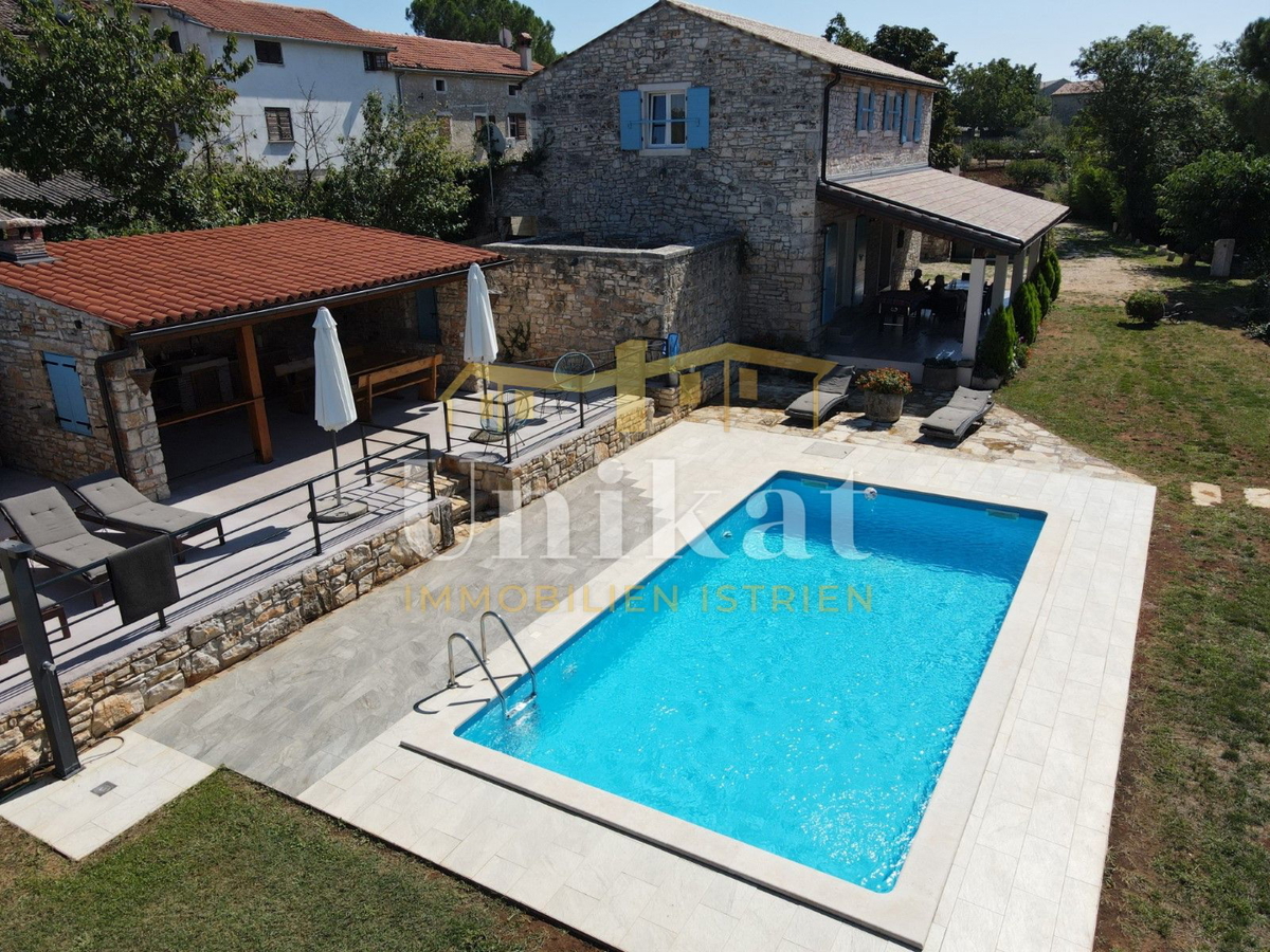 Posest z obnovljeno kamnito hišo, vrtom in bazenom